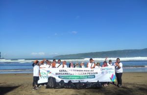 Peduli Lingkungan, PLN UP3 Ponorogo ULP Pacitan gelar Bersih Pantai PancerDoor Pacitan