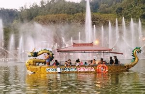 Perahu Naga Telaga Ngebel Manjakan Wisatawan Pada Libur Panjang