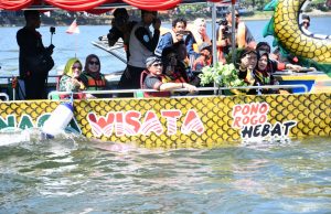 Ribuan Pengunjung Padati Larungan Telaga Ngebel