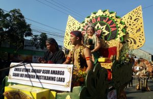 Optik Omega Jaya Meriahkan Kirab Pusaka Lintas Sejarah Grebeg Suro