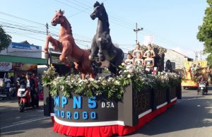 SMPN 5 Ponorogo Tampilkan Lima Dayang Naik Mobil Berhias Replika Kuda