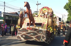 Pesona Prajurit & Dayang SMKN 1 Jenangan Naik Mobil Hias Kuda & Naga
