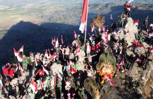 Bendera Merah Putih Berkibar di Bukit Cumbri