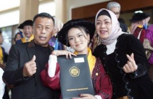 Jian Ayune Sundul Langit, Nama Putri Bupati Sugiri yang Wisuda di Unpad