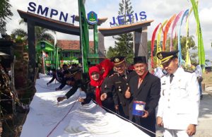 Rayakan HUT RI, SMPN 1 Jetis Cetak Rekor Membatik Pada Kain Sepanjang 78 Meter