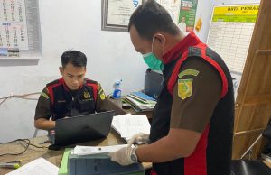 Geledah Balai Desa Sawoo, Tim Penyidik Kejari Sita Dokumen Hingga Laptop Dugaan Pungli Segel Tanah