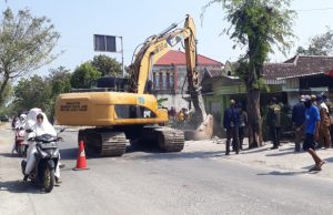 Dinilai Biang Banjir, Dinas PU SDA Provinsi Jatim Bongkar Paksa Bangunan Jembatan di Tamanan
