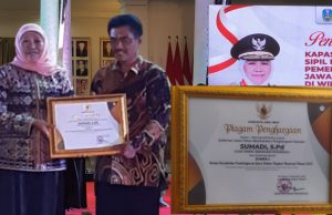 Harumkan Jatim di Tingkat Nasional, Sumadi Guru SMKN 1 Badegan Raih Penghargaan Gubernur