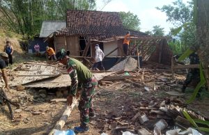 Lapuk Dimakan Usia, Rumah Mbah Cikrak Roboh