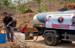 Sat-Set, Relawan Ganjarist Suromenggolo Kembali Salurkan Air Bersih di Desa Karangan