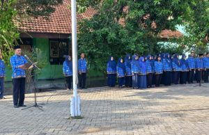 Teladan, Guru & Karyawan SMKN 1 Mlarak Jadi Petugas Upacara HUT Ke-52 Korpri