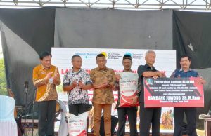 Bupati Sugiri Bagikan 100 Ton Pupuk NPK Gratis Pada 15 Ribu Petani