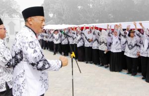HUT PGRI, Ratusan Guru di SMAN 1 Ponorogo Bentangkan Merah Putih Raksasa