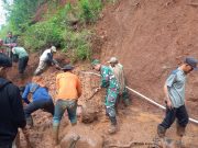 Bencana Longsor di Bekiring, Warga Dibantu TNI Bersihkan Material Longsoran