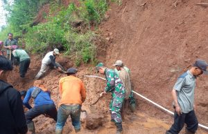 Bencana Longsor di Bekiring, Warga Dibantu TNI Bersihkan Material Longsoran