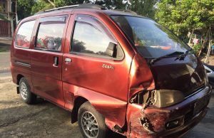 ‘Makan’ Marka Jalan, Pengendara Mio Disruduk Espas di Badegan