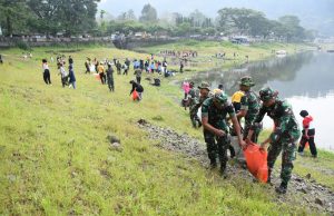 Gotong Royong Bersihkan Sampah di Wisata Ngebel