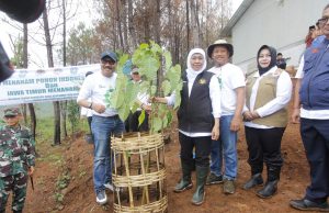 Gubernur Khofifah & Bupati Sugiri Tanam 10 Pohon Kalpataru di Wilayah Huntara Ponorogo