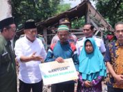 Sujarno Trenyuh Bupati Sugiri Bantu Bedah Rumahnya yang Roboh Akibat Hujan Deras