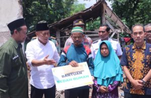 Sujarno Trenyuh Bupati Sugiri Bantu Bedah Rumahnya yang Roboh Akibat Hujan Deras