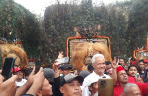 Ganjar Pranowo Diserbu Warga & Belasan Dadak Merak di Monumen Reog Ponorogo