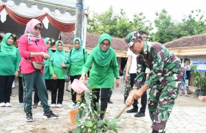 Tanam Bibit Pohon Bersama Dharma Wanita