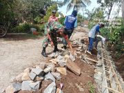 Prajurit TNI Buat Saluran Air Bersama Warga