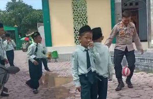 Keakraban dan Kedekatan Kapolsek Sukorejo Bersama Anak Sekolah Bermain Bola