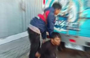 Maling Tas Tertangkap Setelah Menabrak Polisi