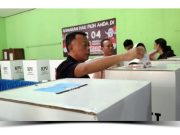 Nyoblos di TPS 4 Mangkujayan, Bupati Sugiri Dikerumuni Emak-Emak