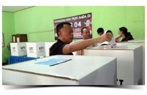 Nyoblos di TPS 4 Mangkujayan, Bupati Sugiri Dikerumuni Emak-Emak