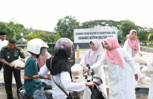 Semarak Ramadhan, Istri Prajurit Ponorogo Bagi Takjil Gratis