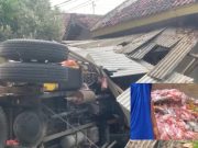 Sopir Terlelap, Truk Angkut Jajanan Terguling Usai Nabrak Pohon & Teras Rumah