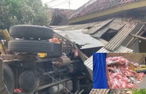 Sopir Terlelap, Truk Angkut Jajanan Terguling Usai Nabrak Pohon & Teras Rumah