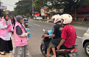 Tebar Kebahagiaan di bulan Ramadhan, Srikandi PLN Bersama PIKK Berbagi Takjil Serentak