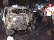 Sopir & Penumpang Tewas Terbakar Dalam Mobil Usai Tabrak Pohon Mindi di Siman