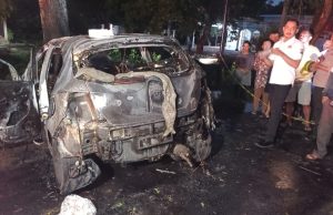 Sopir & Penumpang Tewas Terbakar Dalam Mobil Usai Tabrak Pohon Mindi di Siman