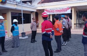 PLN Ikut Berkolaborasi dengan Polsek Siman Ponorogo Gelar Patroli Balon Udara