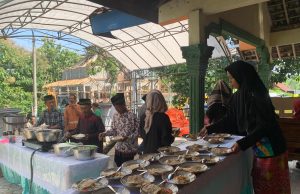 Halal Bihalal, Warga Plalangan Bawa Jajan Sendiri-Sendiri & Dimakan Bersama