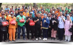 Bupati Sugiri Bagikan Bingkisan Pada Juru Parkir Hingga Kuli Panggul