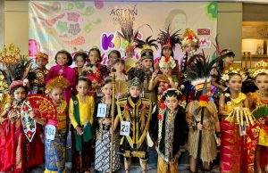 Ragam Busana Adat Nusantara Ramaikan Perayaan Hari Kartini 2024 di Aston Madiun