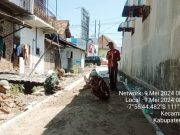 Membangun Desa, Prajurit Kerja Bakti Pasang Paving Bareng Warga