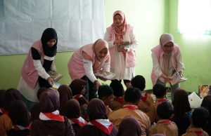 Tingkatkan Literasi Anak, Srikandi PLN Berbagi Buku di Hari Anak Internasional