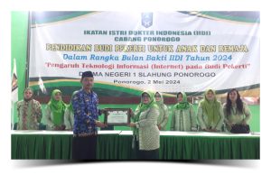 Majukan Pendidikan Ponsel, SMAN 1 Slahung Bekali Siswa Pemanfaatan Internet & Soft Launching Batik Reborn