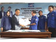 Berbaju Biru, Sugiri-Lisdyarita Berlabuh Ke Partai Demokrat Diantar Tokoh 5 Parpol