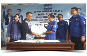 Berbaju Biru, Sugiri-Lisdyarita Berlabuh Ke Partai Demokrat Diantar Tokoh 5 Parpol