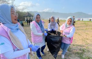 Hari Lingkungan Hidup Sedunia 2024, Srikandi PLN berpartisipasi mengikuti Bersih Pesisir Di Pantai Pancerdoor Pacitan