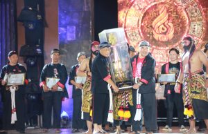 Gajah Manggolo Penyaji Terbaik Rangking 1 FNRP, SMAN 1 Ponorogo Boyong Piala Bergilir Presiden