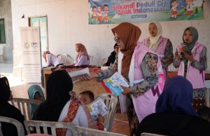 Peringati Hari Anak Nasional, Srikandi PLN bersama YBM Berikan Bantuan Makanan Bergizi di Desa Sriti, Sawoo