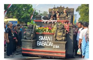 Pesona Dayang-Dayang Joko Warog SMAN 1 Babadan Meriahkan Kirab Pusaka Grebeg Suro